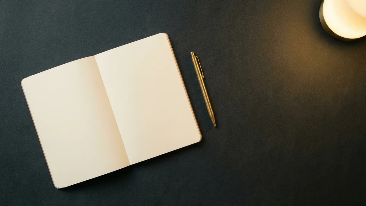 Otevřený deník nebo zápisník s perem